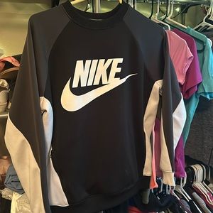 Nike women’s crew neck with pockets.